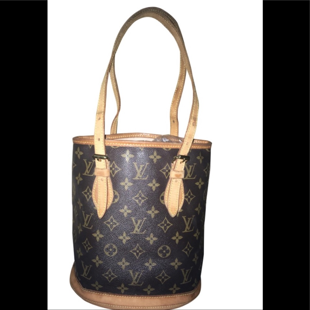 Louis Vuitton
Bucket pm Monogram  Shoulder Bag
